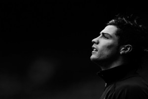 乐鱼电竞在线平台-球星在关键防守端做出贡献被教练点名表扬，球星防守照片